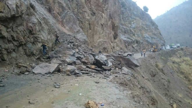 जम्मू-श्रीनगर राजमार्ग पर भूस्खलन से एक व्यक्ति की मौत, दो अन्य घायल