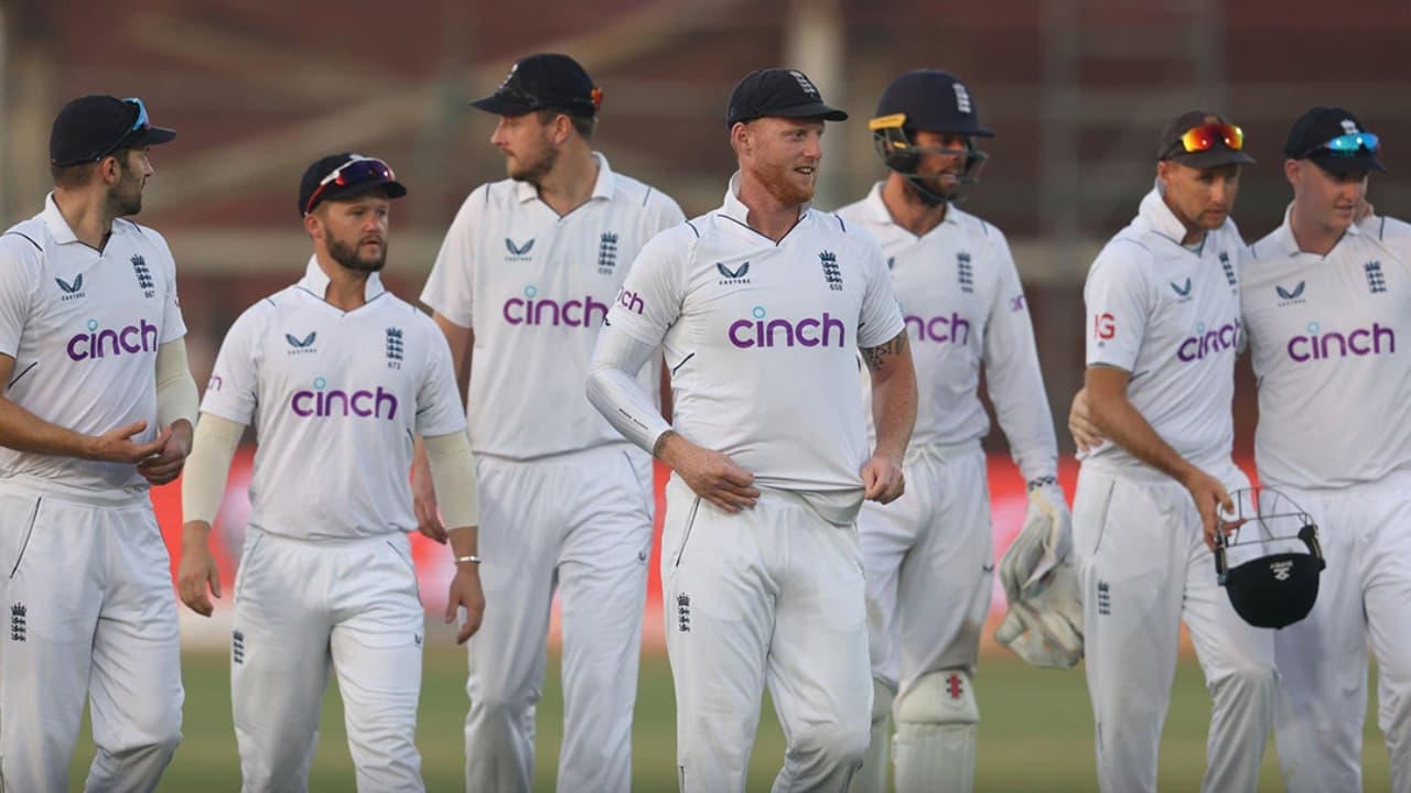 Ashes 2023: रोमांचक हुआ पहला टेस्ट, आखिरी दिन इंग्लैंड को चाहिए 7 विकेट तो ऑस्ट्रेलिया को बनाने हैं 174 रन Ashes 2023: रोमांचक हुआ पहला टेस्ट, आखिरी दिन इंग्लैंड को चाहिए 7 विकेट तो ऑस्ट्रेलिया को बनाने हैं 174 रन