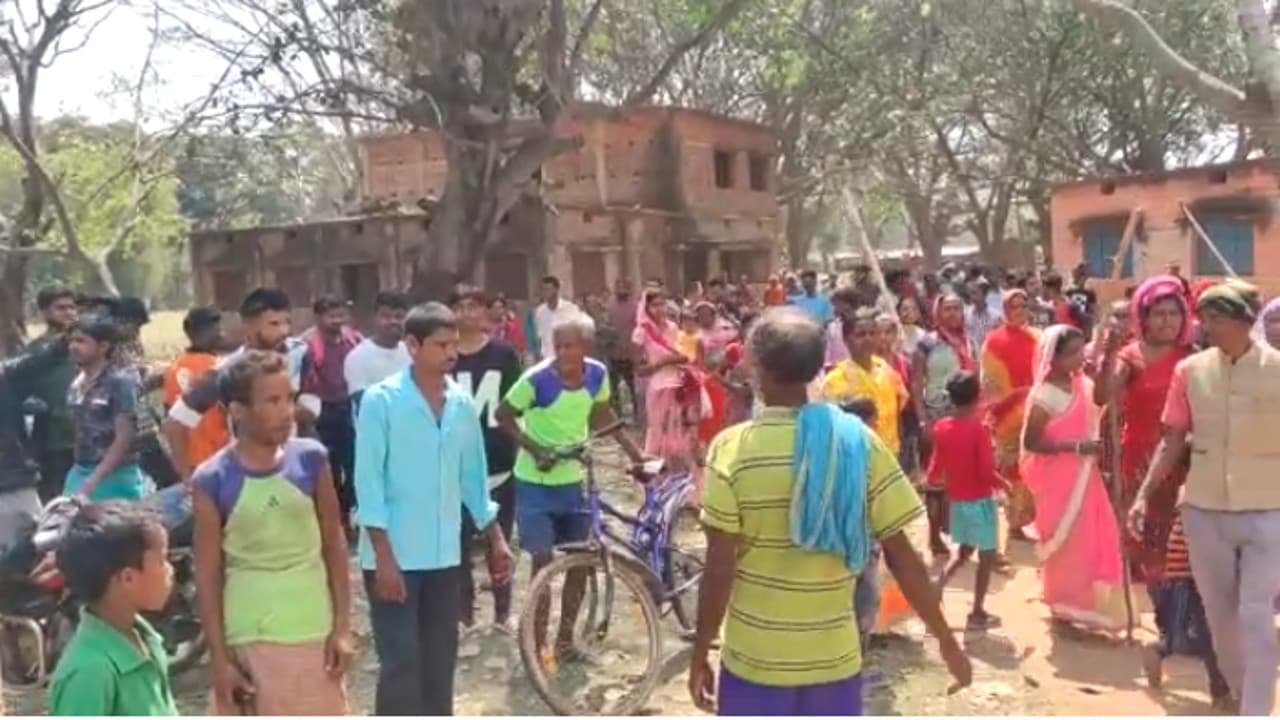 गुमला में जमीन पर कब्जा करने पहुंचे लोगों पर ग्रामीणों का हमला, हथियार लूटे, वाहनों को किया क्षतिग्रस्त