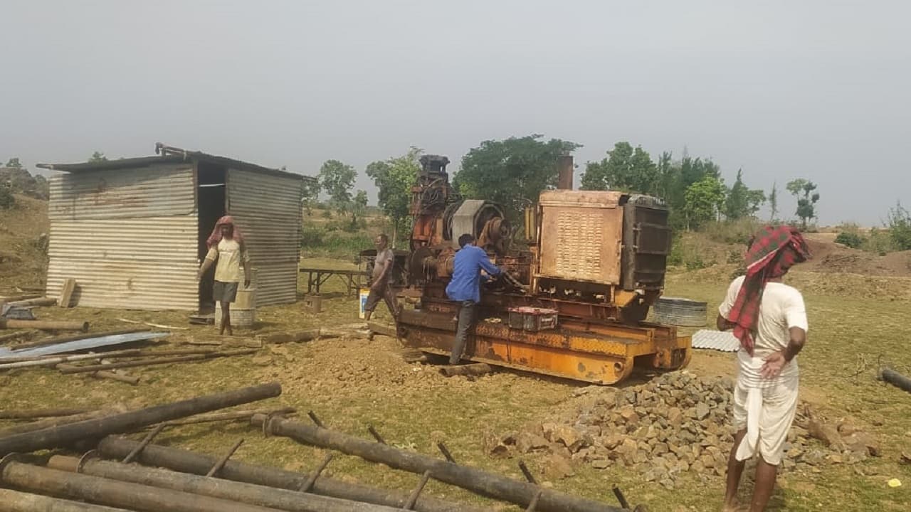 बिहार में यहां जमीन के अंदर दबे हैं सैंकड़ों टन सोने-हीरे व कीमती खनिज? अंग्रेज जमाने के गड्ढे बने रहस्य...