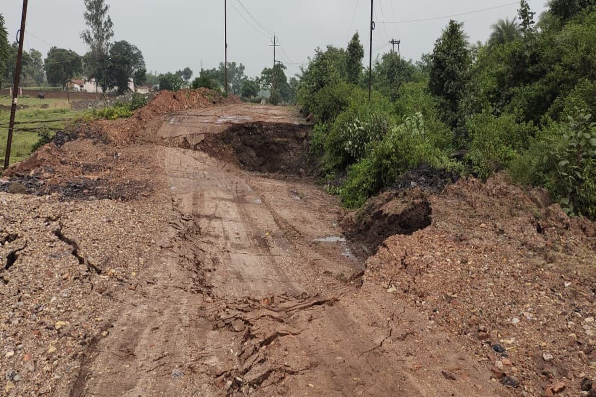 गिरिडीह के कबरीबाद मुख्य मार्ग में भू-धंसान, 15 फीट नीचे धंसी जमीन