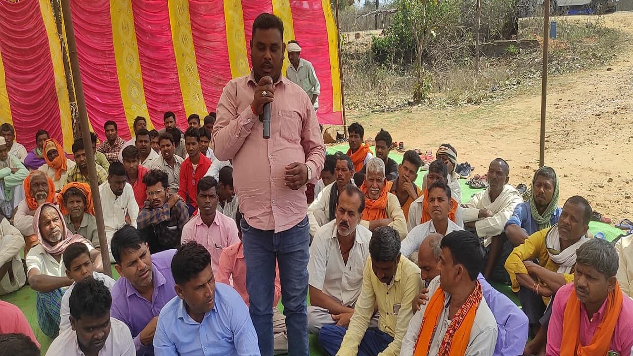 Sarkari Naukri: झारखंड में हिंदी, मगही व भोजपुरी भाषा को लेकर धरना, राज्यपाल के नाम सौंपा ये मांग पत्र