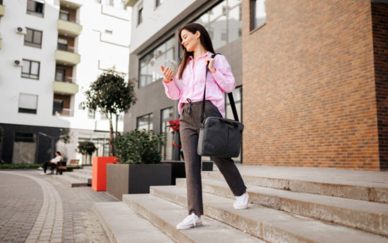 Health Care : कंधों पर भारी लैपटॉप बैग का बोझ कहीं बिगाड़ ना दें आपकी सेहत, आजमाएं ये उपाय