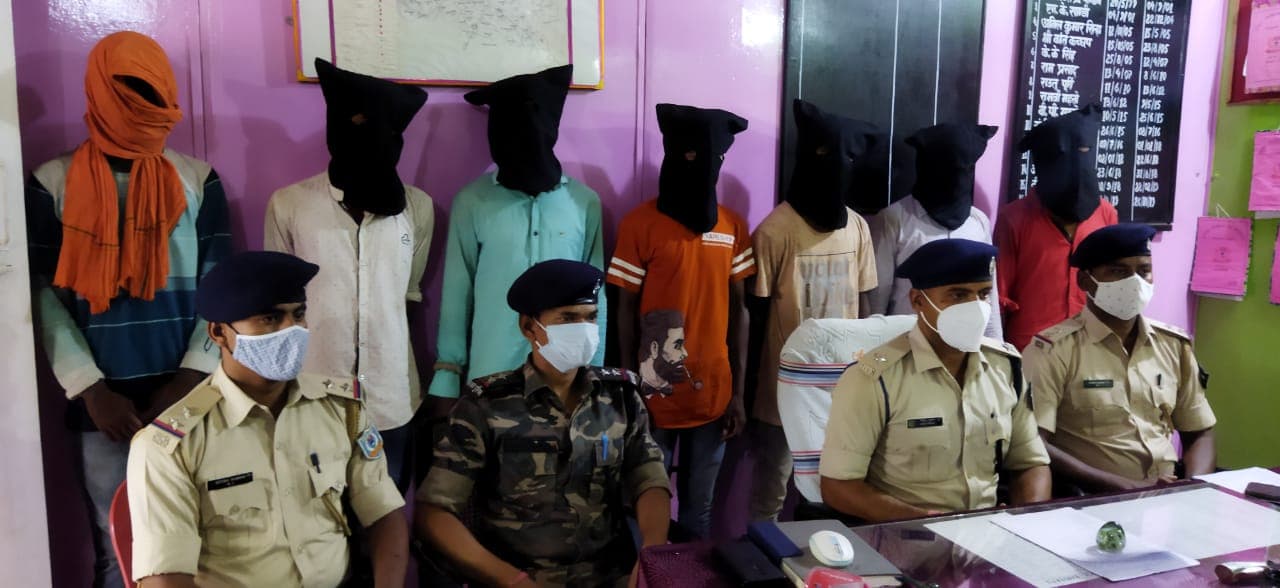 Jharkhand Crime News : कुख्यात अपराधी अमन साहू गिरोह के सात शूटर बालूमाथ से गिरफ्तार, अपराध की योजना बनाते लातेहार की पुलिस ने दबोचा