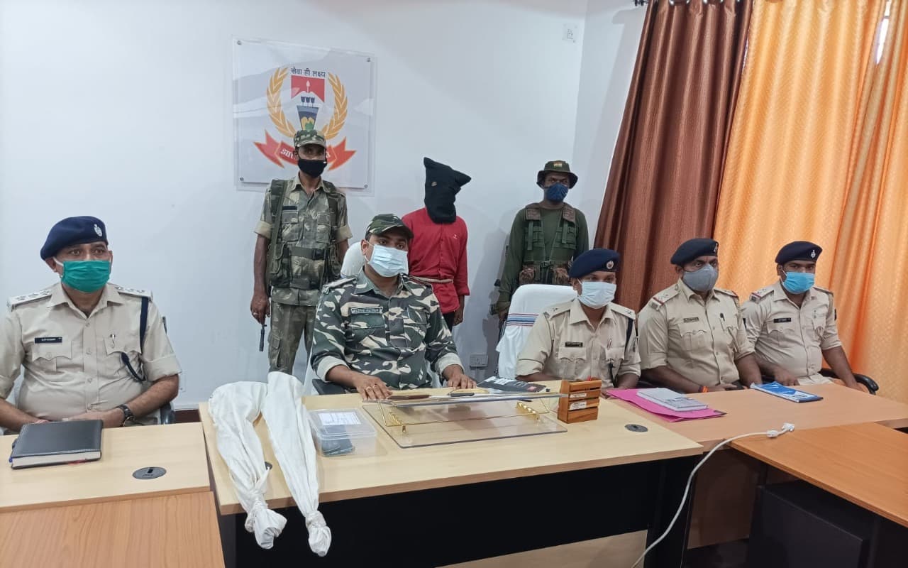 झारखंड की लातेहार पुलिस को मिली बड़ी सफलता, हथियारों के साथ चतरा का नक्सली अरेस्ट