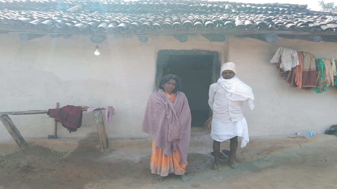 झारखंड में जंगली कंद खाने से ससुर और बहू की हुई मौत, 3 साल की बच्ची की हालत नाजुक, गांव में पसरा मातम झारखंड में जंगली कंद खाने से ससुर और बहू की हुई मौत, 3 साल की बच्ची की हालत नाजुक, गांव में पसरा मातम