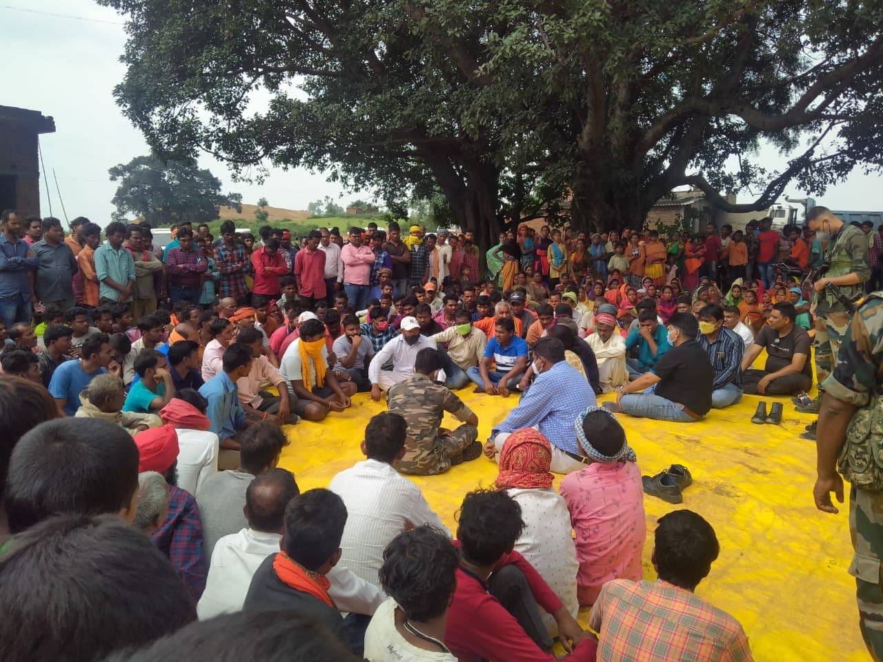 झारखंड के लातेहार में मोटरसाइकिल सवार तीन युवकों को हाइवा ने रौंदा, मौत से ग्रामीणों में आक्रोश