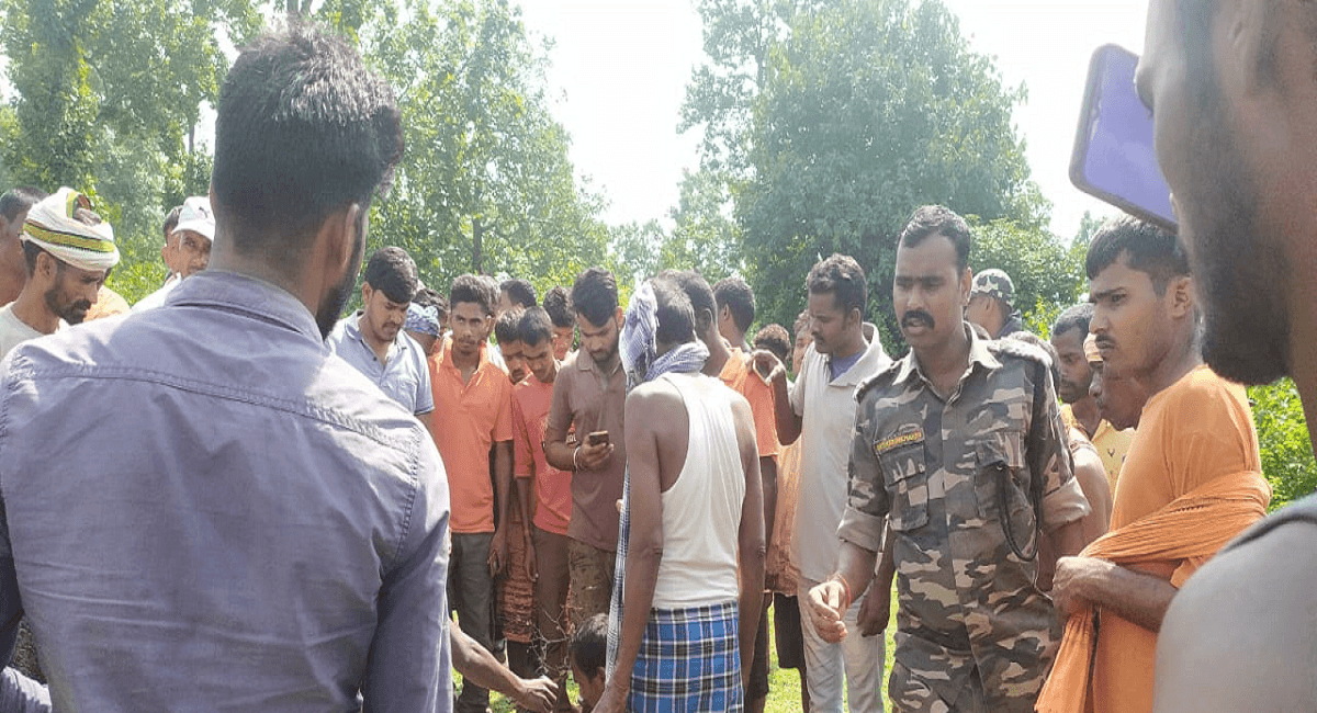 Jharkhand News : झारखंड में थम नहीं रहा हाथियों का आतंक, दो लोगों समेत चार को मार डाला, दहशत में ग्रामीण Jharkhand News : झारखंड में थम नहीं रहा हाथियों का आतंक, दो लोगों समेत चार को मार डाला, दहशत में ग्रामीण