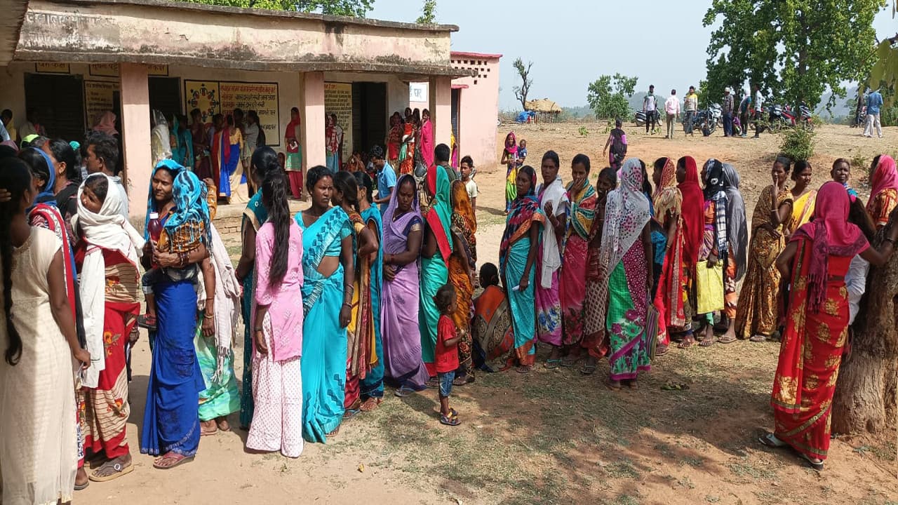 झारखंड पंचायत चुनाव : बुलेट पर बैलेट पड़ा भारी, लातेहार के तीन प्रखंड में 63 फीसदी से अधिक हुई वोटिंग