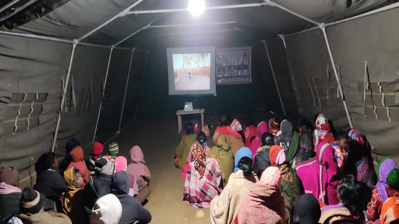 अच्छी पहल : CRPF ने ग्रामीणों को दिखायी देशभक्ति फिल्म, साथ खाये खाना, ग्रामीणों में भी दिखा उत्साह