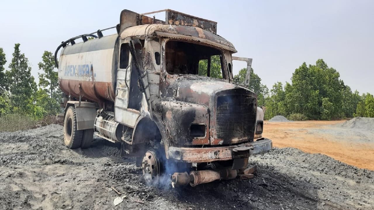 Jharkhand Naxal News: झारखंड पंचायत चुनाव के बीच लाल आतंक, माओवादियों ने गाड़ियां फूंककर फैलायी दहशत