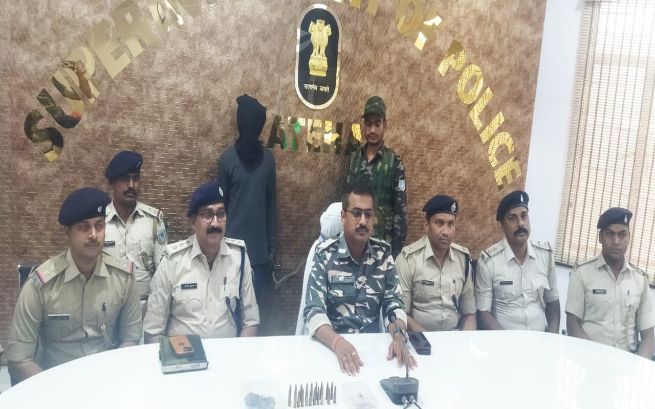 Jharkhand Naxal News: लातेहार के शांति जंगल से 5 लाख का इनामी जोनल कमांडर शीतल रविदास गिरफ्तार