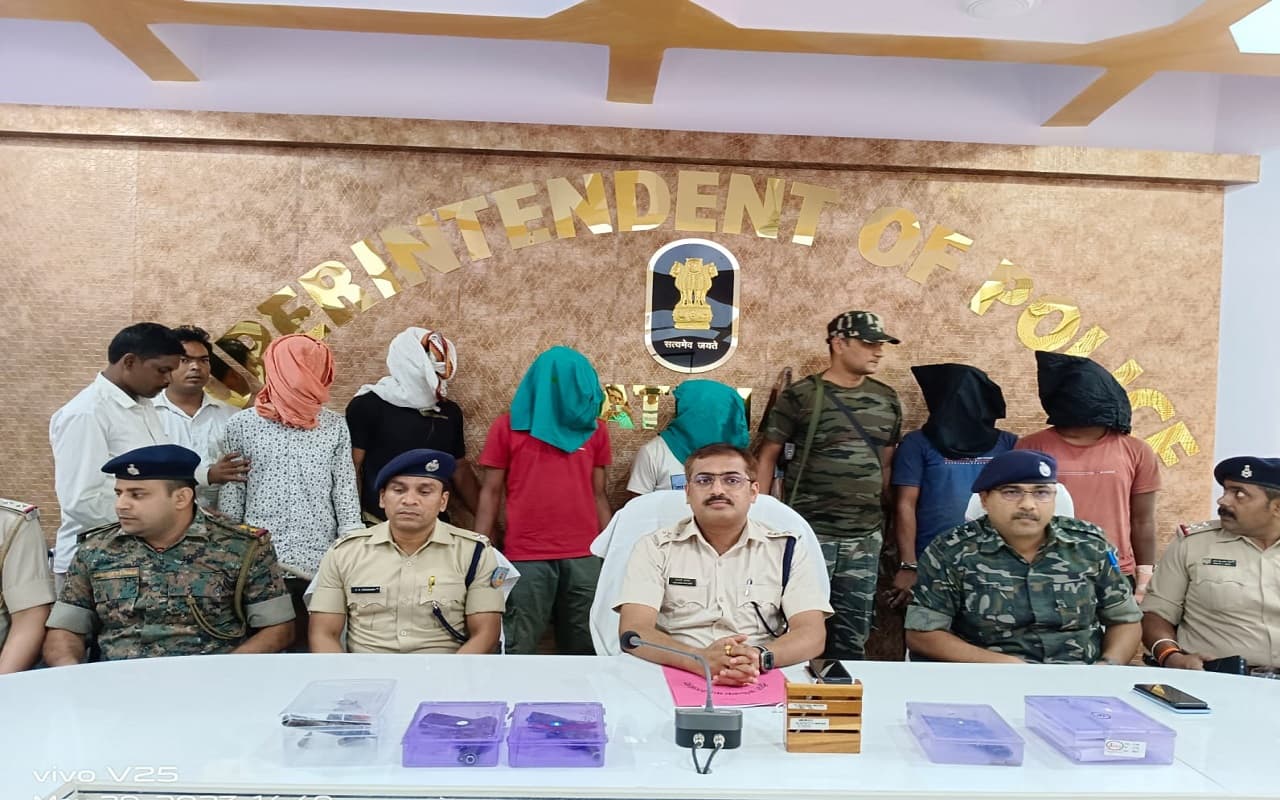 Naxal News: उग्रवादियों के खिलाफ झारखंड पुलिस को मिली कामयाबी, हथियार के साथ 6 टीएसपीसी उग्रवादी हुए अरेस्ट