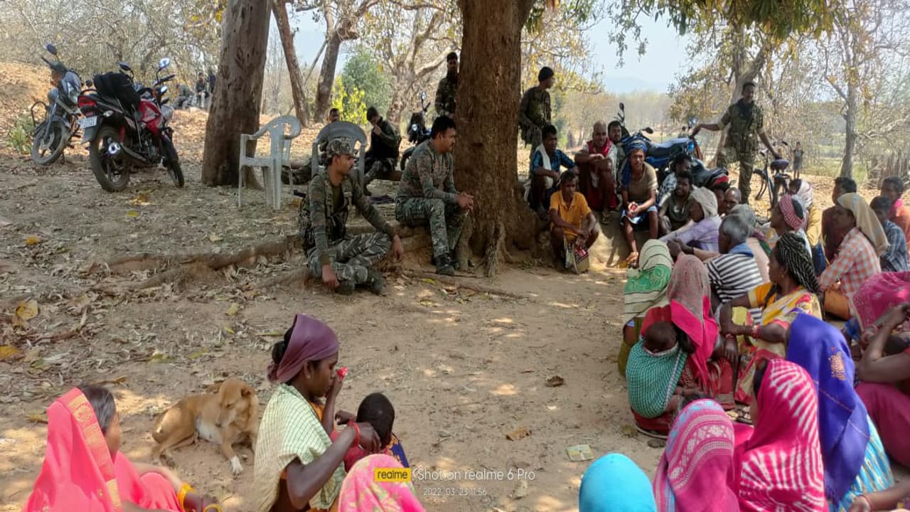 उग्रवाद प्रभावित क्षेत्रों में लोहरदगा पुलिस लगातार कर रही संवाद, ग्रामीणों में जगा रही विश्वास