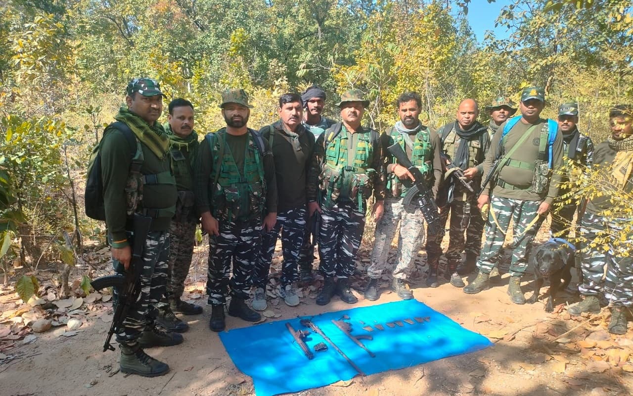 झारखंड: नक्सलियों की साजिश नाकाम, सर्च ऑपरेशन में कुरुमखेता जंगल से आईईडी बम व हथियार बरामद