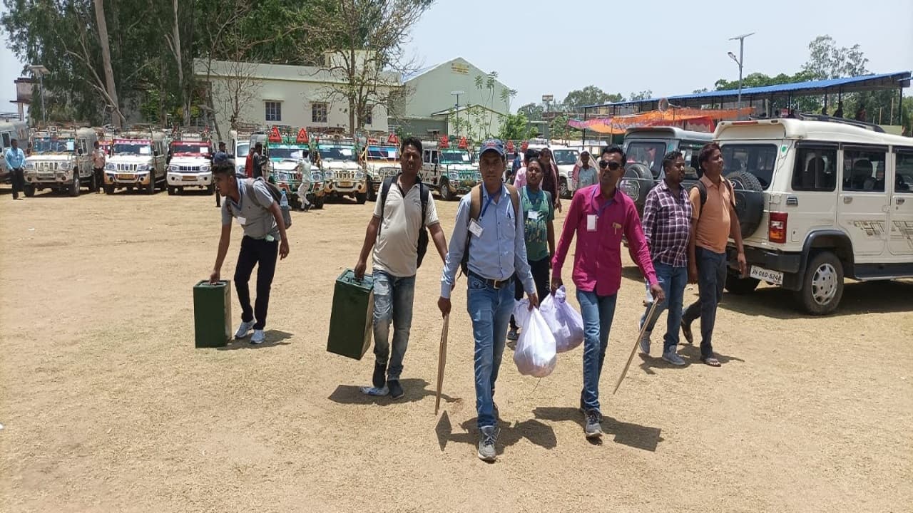 झारखंड पंचायत चुनाव : तीसरे चरण की वोटिंग कल, मतदान सामग्री लेकर बूथ के लिए रवाना हुए मतदानकर्मी