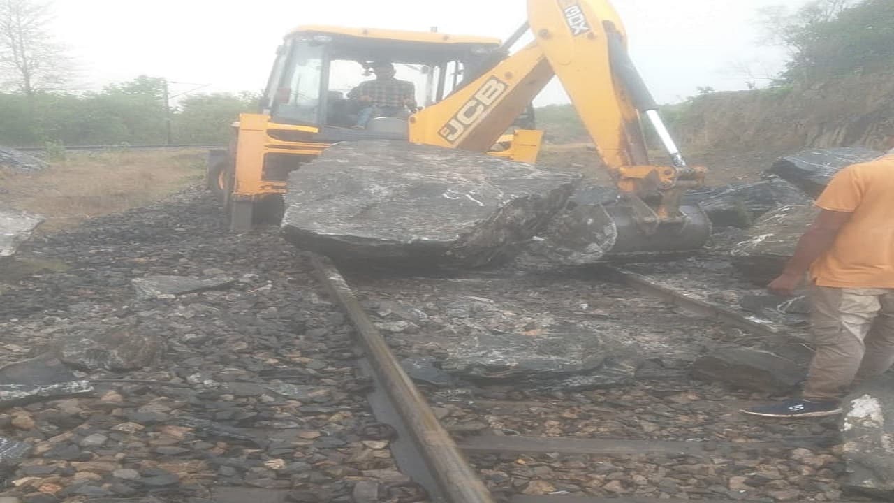 Train News: झारखंड के लातेहार में टला बड़ा हादसा, रेलवे ट्रैक पर गिरे पहाड़ के बड़े-बड़े टुकड़े Train News: झारखंड के लातेहार में टला बड़ा हादसा, रेलवे ट्रैक पर गिरे पहाड़ के बड़े-बड़े टुकड़े