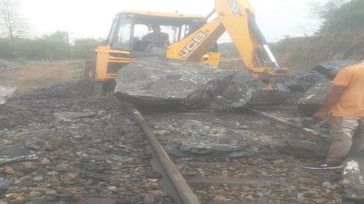 Train News: झारखंड के लातेहार में टला बड़ा हादसा, रेलवे ट्रैक पर गिरे पहाड़ के बड़े-बड़े टुकड़े