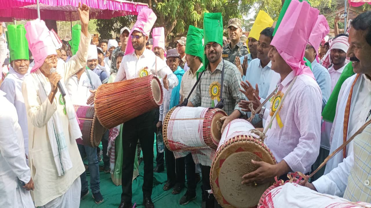 Sarhul 2022: प्रकृति पर्व सरहुल की निकली शोभायात्रा में उमड़े लोग, मांदर की थाप पर झूमे महिला-पुरुष