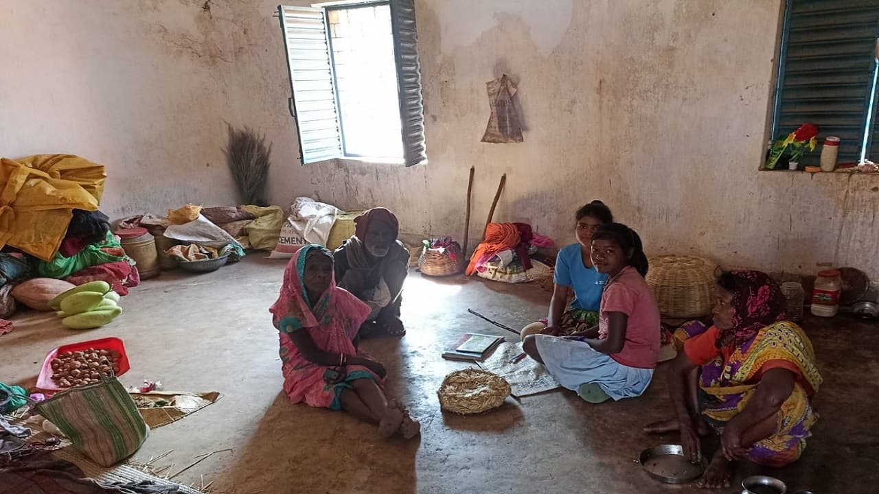 झारखंड के लातेहार में एक बुजुर्ग अपना घर छोड़कर सरकारी स्कूल में परिवार के साथ रहने को क्यों है मजबूर