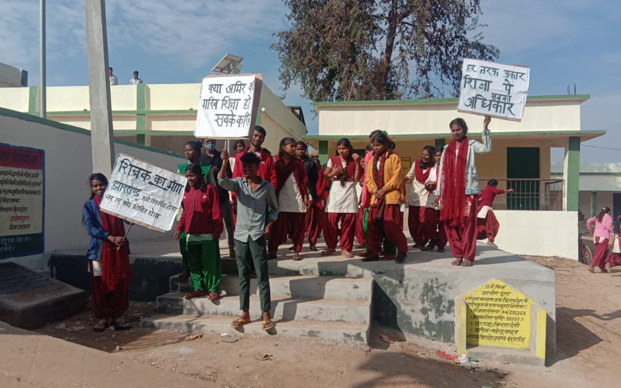 लातेहार के छिपादोहर मेें टीचर की मांग को लेकर छात्रों का हंगामा, स्कूल के मेन गेट में जड़ा ताला