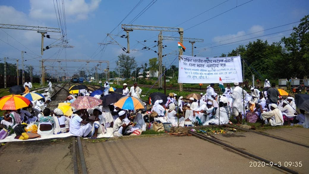लातेहार में आक्रोशित टानाभगतों ने किया है रेलवे ट्रैक जाम, पलामू में खड़ी है नई दिल्ली-रांची राजधानी स्पेशल ट्रेन, बसों से भेजे जा रहे हैं रेल यात्री