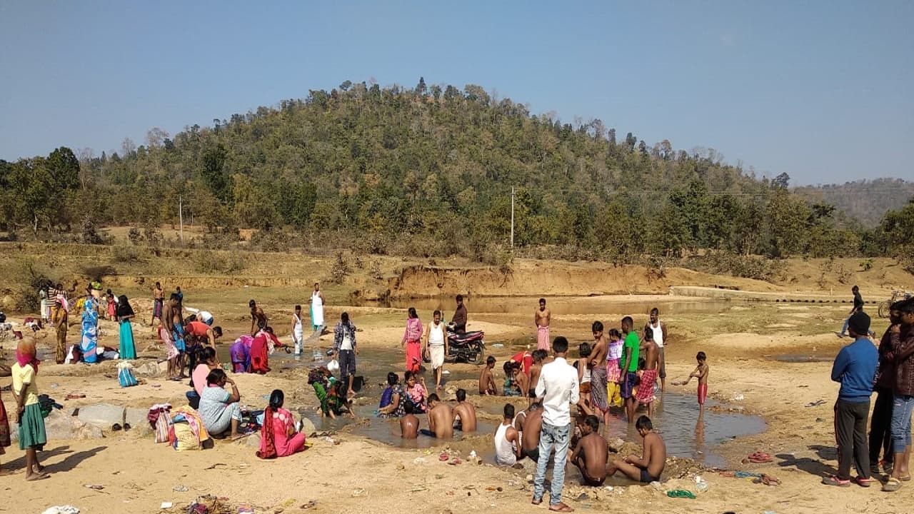 झारखंड का गर्म जलस्रोत, जहां नहाने से दूर होते हैं चर्म रोग, नये साल का जश्न मनाने जुटती है पर्यटकों की भीड़