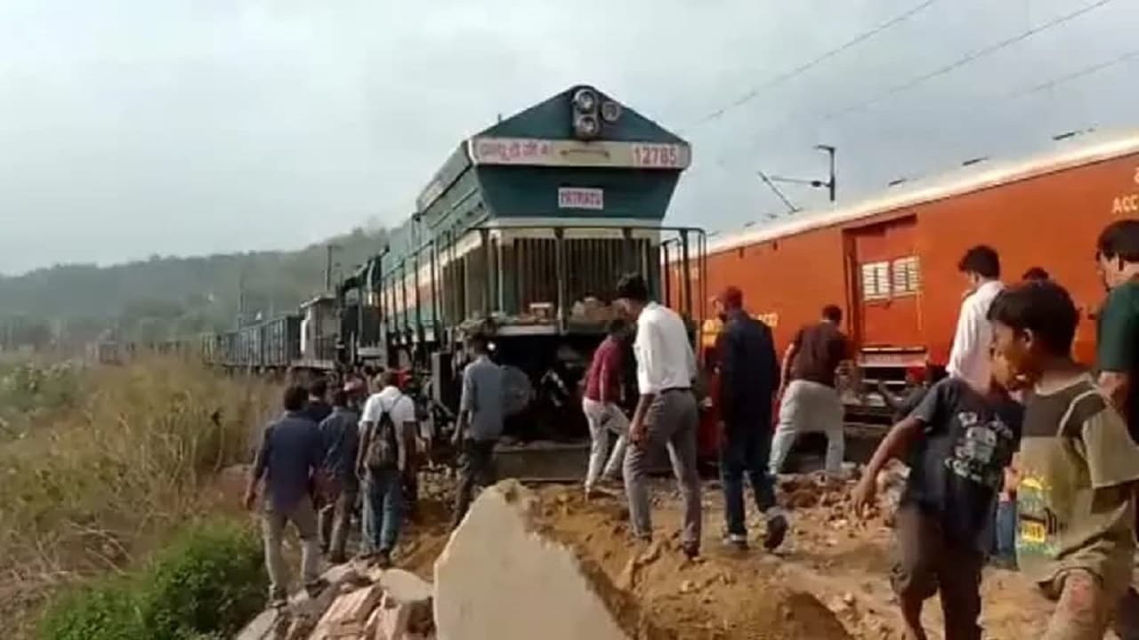 Train News: झारखंड के लातेहार में मालगाड़ी का इंजन बेपटरी, कोई हताहत नहीं, रेल परिचालन भी प्रभावित नहीं