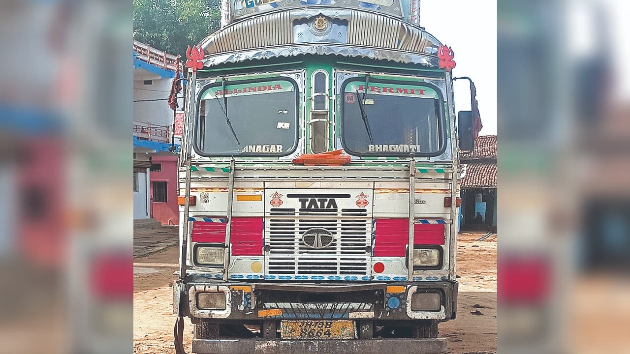 Latehar News: अंबाकोठी मुहल्ला से ट्रक चोरी करते तीन गिरफ्तार, ट्रक से बरामद हुए तीन बच्चे