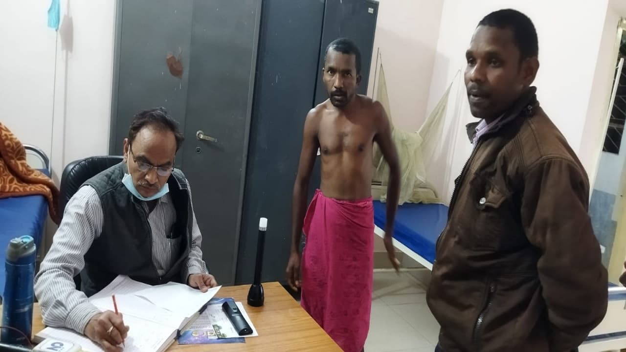 Jharkhand News: झारखंड में नक्सलियों का मददगार बताकर थानेदार ने लाठियों से पीटा, बाद में कह दिया-सॉरी