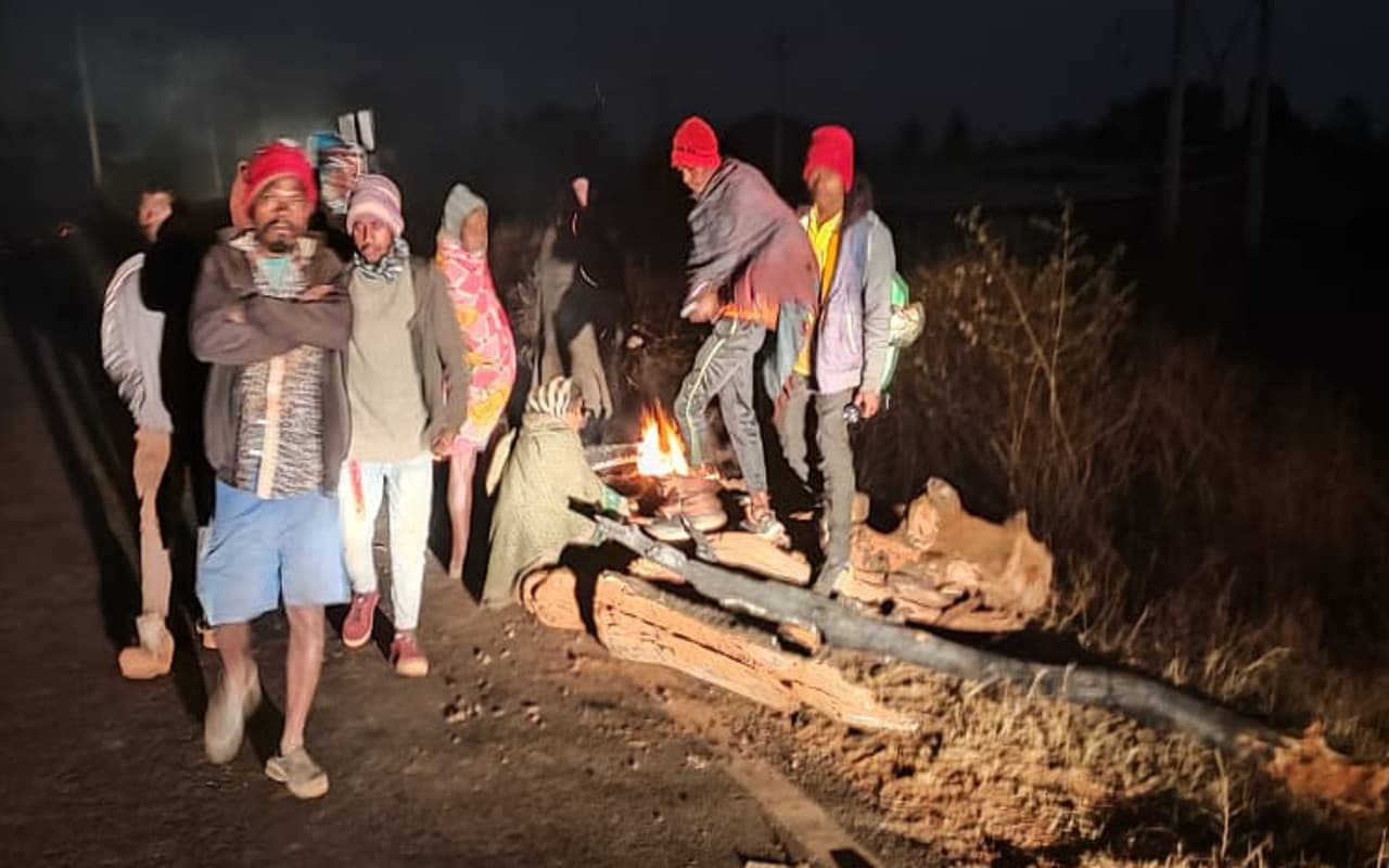 Jharkhand News: हाथियों के डर से लातेहार के सैकड़ों ग्रामीण छोड़ रहे घर, ठंड में बच्चों को हो रही परेशानी