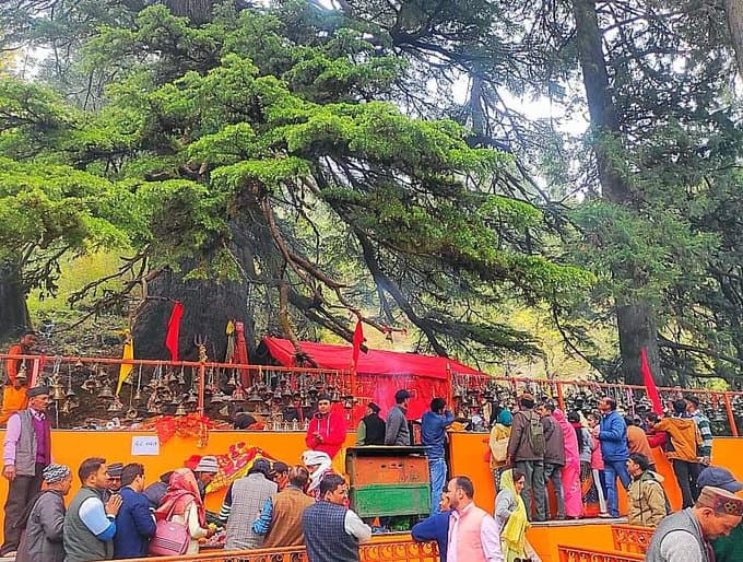 अनोखा मंदिर: यहां आंख-मुंह पर पट्टी बांधकर पुजारी करते हैं पूजा, देव दर्शन करने पर जा सकती है जान, जानें रहस्य