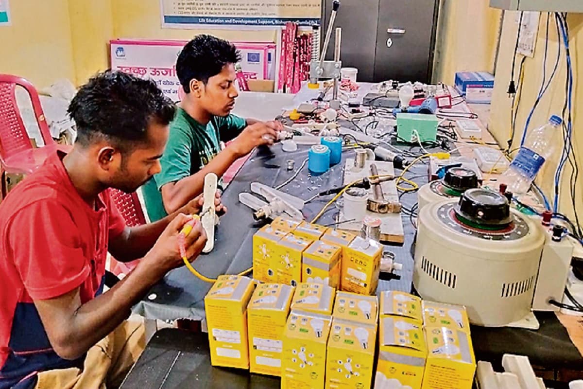 गुमला: LED बल्ब निर्माण यूनिट की स्थापना कर व्यापारी उद्यमी के रूप में खुद को स्थापित करने में जुटा है सुधन