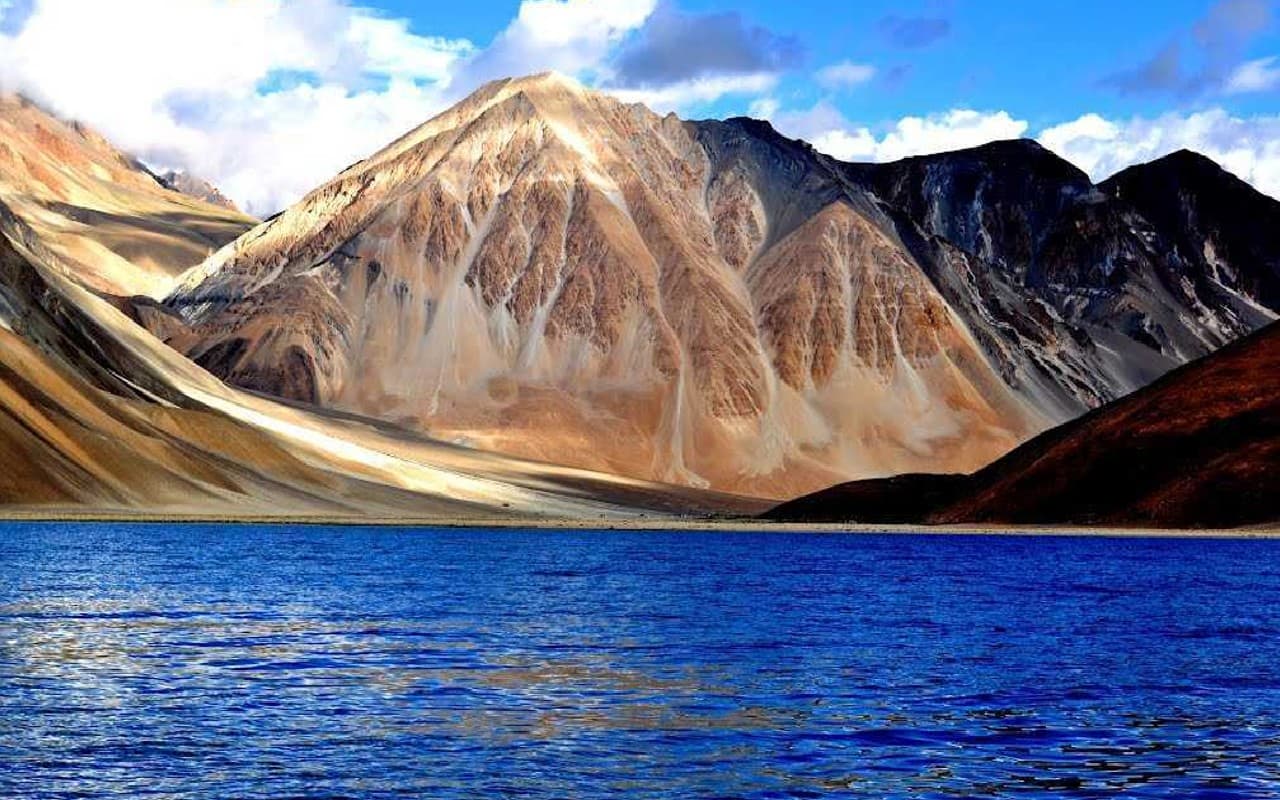 Leh-Ladakh: बर्फीली पहाड़ियों का उठाना चाहते हैं लुत्फ, IRCTC दे रहा है लेह-लद्दाख घूमने का शानदार मौका