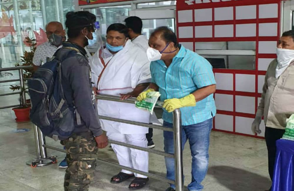 लेह से 55 प्रवासी श्रमिक फ्लाइट से लौटे झारखंड, गृह जिलों के लिए किये गये रवाना