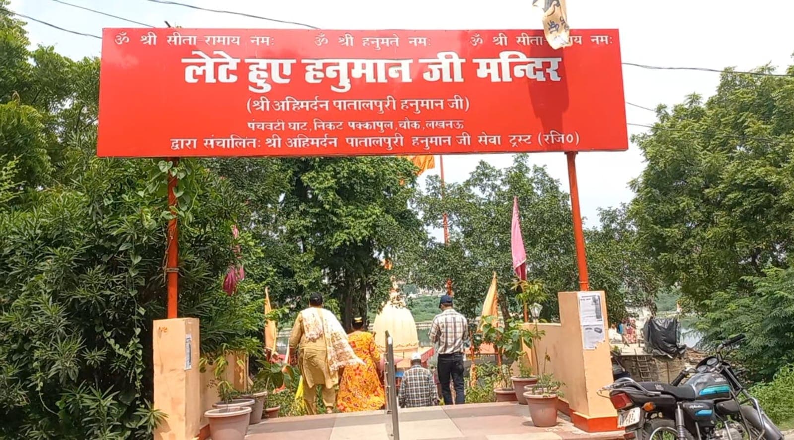 लखनऊ में लेटे हुए हनुमान जी के मंदिर में तोड़फोड़, नशे में चूर युवक को लोगों ने पकड़ पुलिस को सौंपा