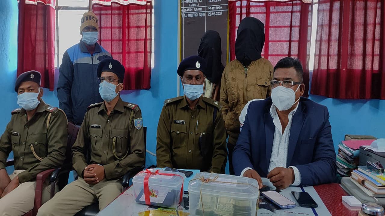 नक्सलियों को पहुंचाने जा रहे लेवी के लाखों रुपये के साथ लातेहार में दो गिरफ्तार, छत्तीसगढ़ का है एक आरोपी
