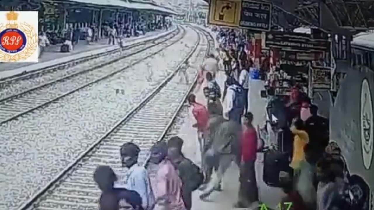ट्रेन की चपेट में आने से बाल-बाल बचा शख्स, आरपीएफ जवानों ने दौड़कर बचाई जान, देखें वीडियो