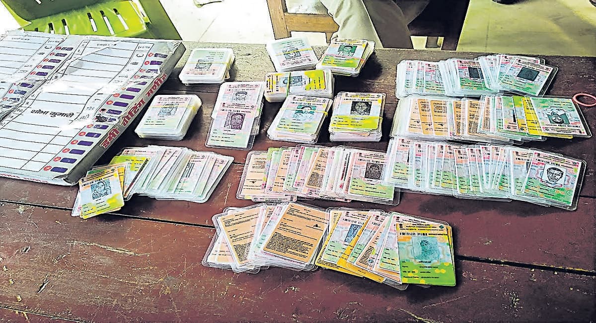 पूर्व मुखिया के ठिकाने पर छापेमारी, बोगस वोटिंग की तैयारी में जुटाए डमी ईवीएम और 350 फर्जी वोटर कार्ड बरामद