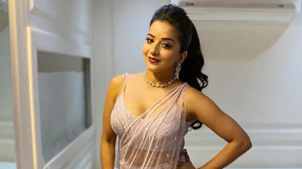 VIDEO : मोनालिसा के ‘पहला नशा, पहला खुमार’ कहने पर यूजर्स ने दिया जवाब- ‘नया प्यार है, नया इंतज़ार’...