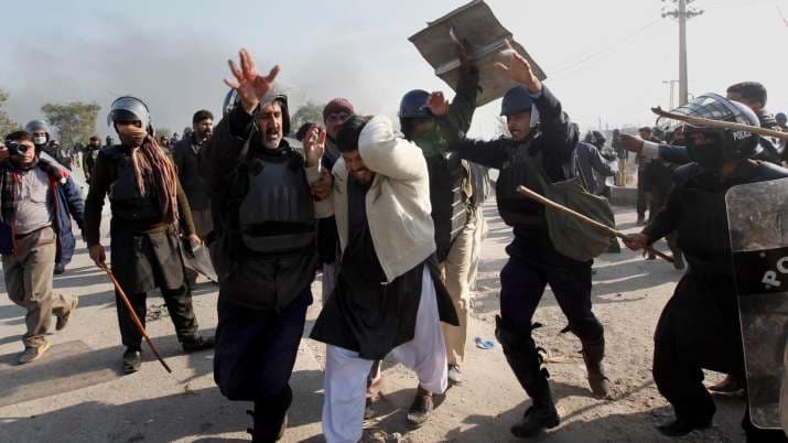 पाकिस्तान : जुमे की नमाज से पहले लॉकडाउन लगाना पड़ा भारी, पुलिस पर पथराव, देखिये वीडियो