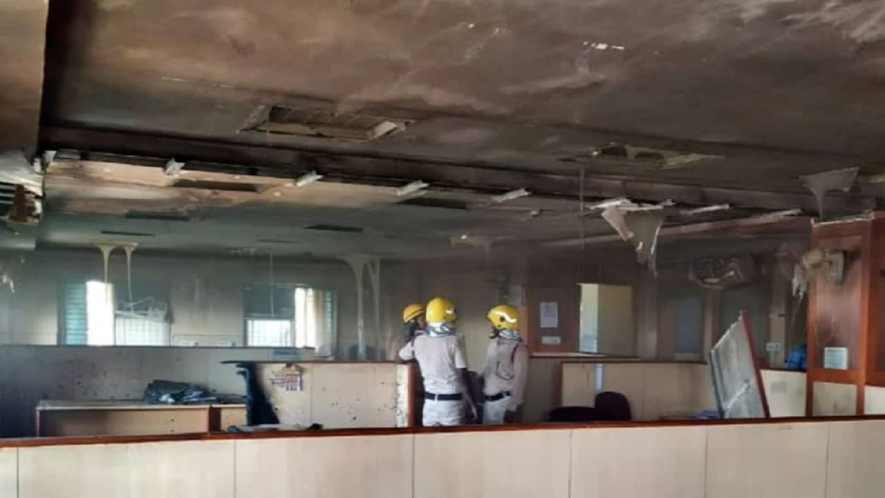 बिहार: रक्सौल के LIC ऑफिस के तीसरी मंजिल में लगी आग, बिल्डिंग में मची अफरा-तफरी