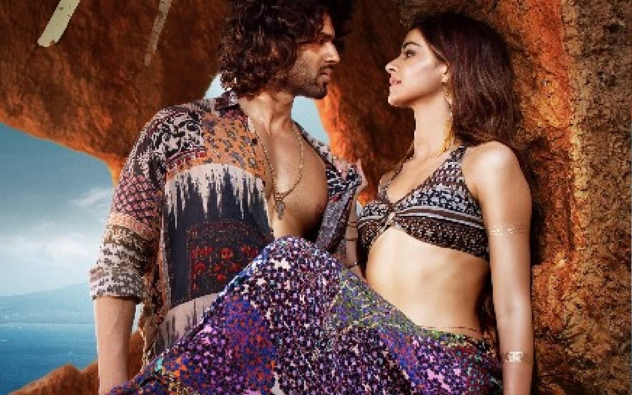 Liger Aafat Song: मां की नजरों से बचकर अनन्या पांडे संग विजय देवरकोंडा ने किया रोमांस, 'आफत' सॉन्ग वायरल