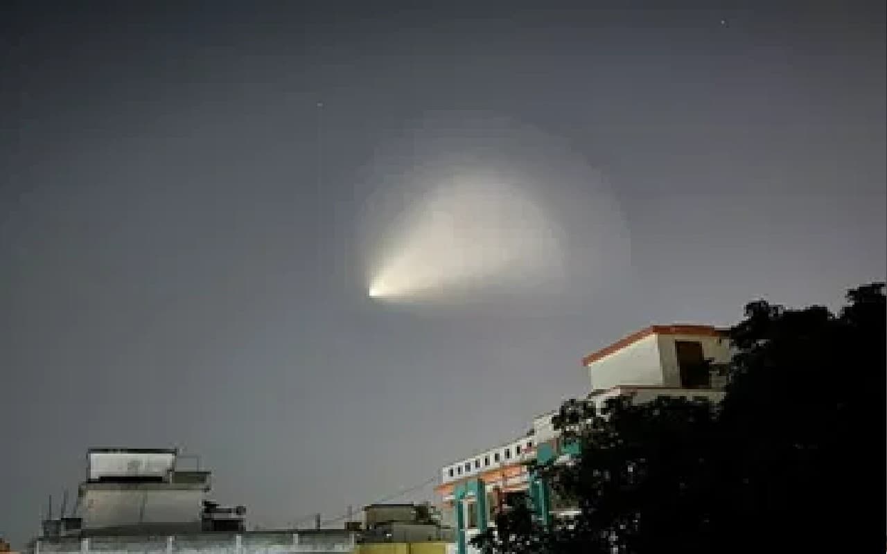 सैटेलाइट या अग्नि-5 की रोशनी ? कोलकाता में रहस्यमयी लाइट दिखने से लोग हुए आश्चर्यचकित सैटेलाइट या अग्नि-5 की रोशनी ? कोलकाता में रहस्यमयी लाइट दिखने से लोग हुए आश्चर्यचकित