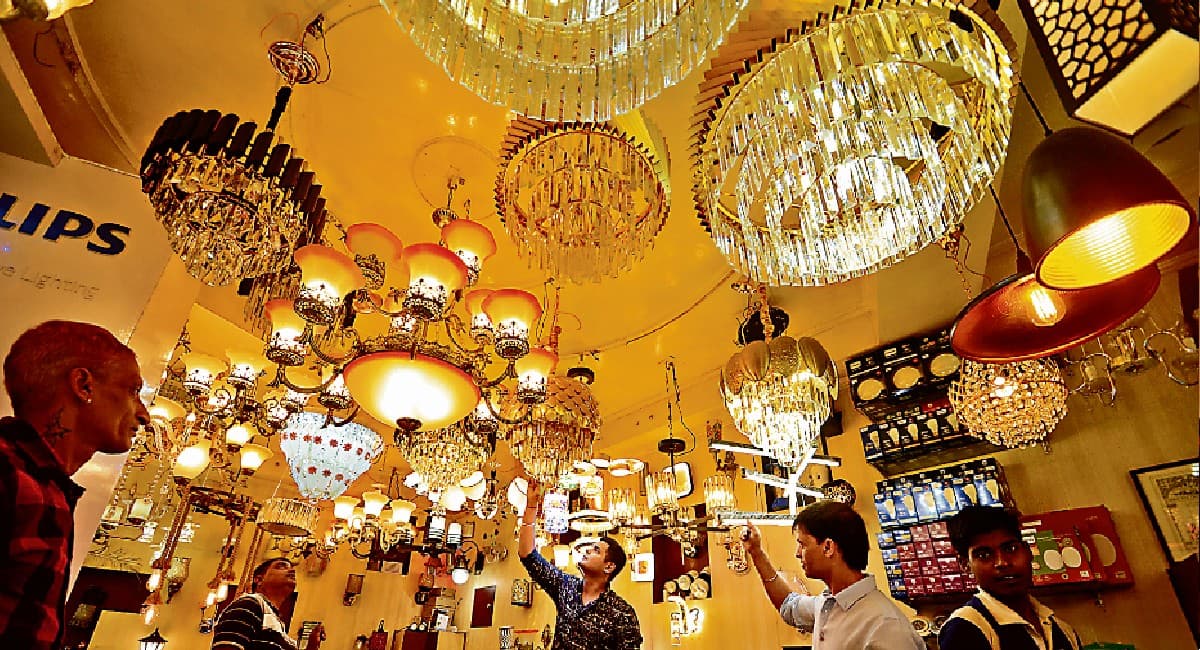 Diwali 2021: इस बार इंडियन लड़ी से रोशन करें अपना घर, म्यूजिकल झूमर और तोरण से दें आशियाने को आकर्षक लुक