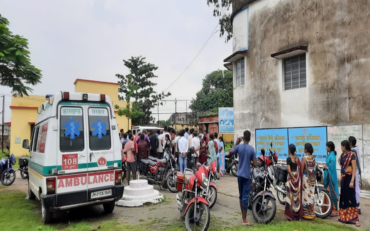 झारखंड में बारिश के साथ आसमान से बरसी मौत, फुटबॉल मैदान में वज्रपात, 1 ने तोड़ा दम, बाल-बाल बचे खिलाड़ी