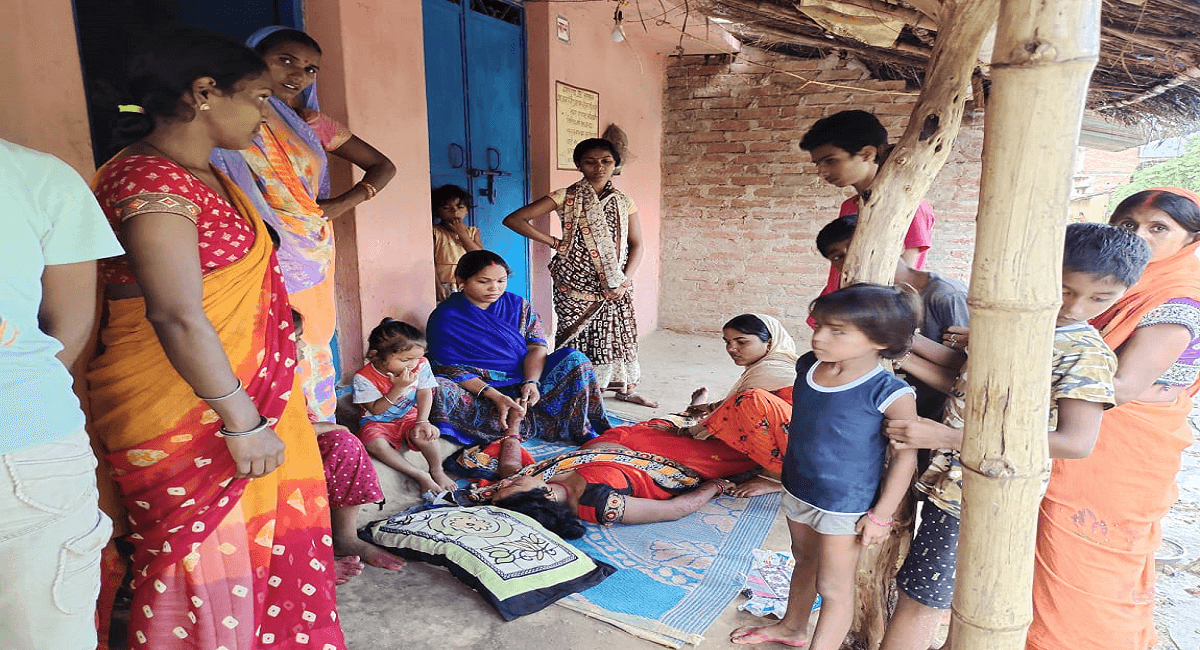 घर के बरामदे में बैठकर कर रहे थे बात, झारखंड में वज्रपात से एक ही परिवार के 6 लोग घायल