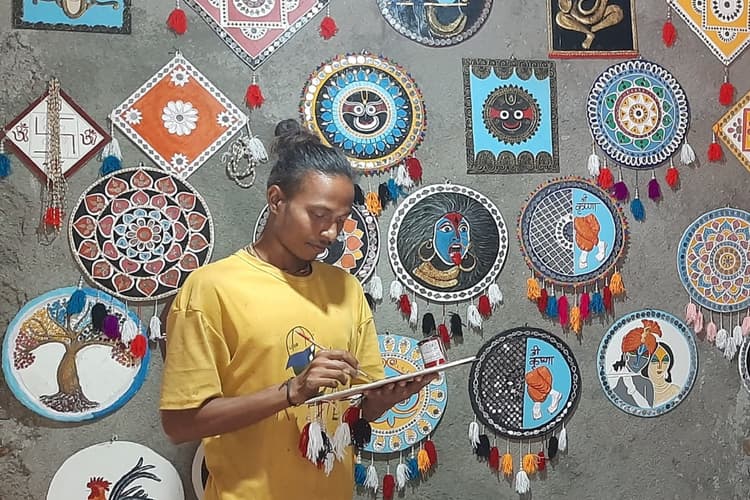 झारखंड: लिप्पन आर्ट से अपनी अलग पहचान बना रहा कंचन सिंह, बचपन के शौक को बनाया इनकम का जरिया