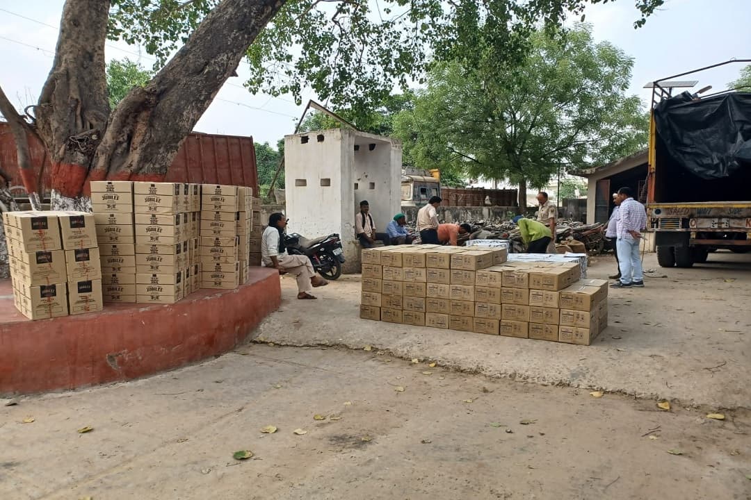 Jharkhand News : विदेशी शराब का अवैध धंधा करने वाले गिरोह का भंडाफोड़, एक लाख की शराब जब्त, दो गिरफ्तार