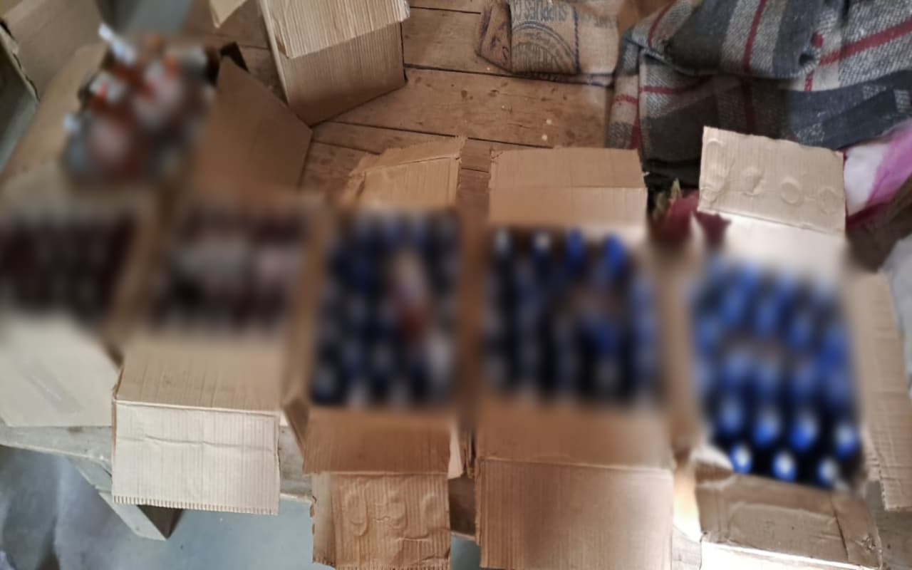 लोहरदगा में पुलिस की अवैध शराब पर बड़ी कार्रवाई, 227 शराब की बोतल बरामद